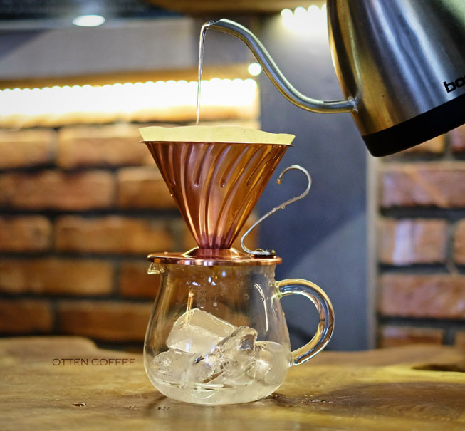 dripper v60 dituang air panas menuju coffee server berisi es batu