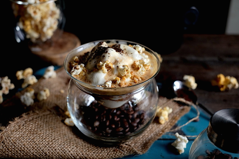 kopi susu paduan pop corn dengan cangkir kopi estetis