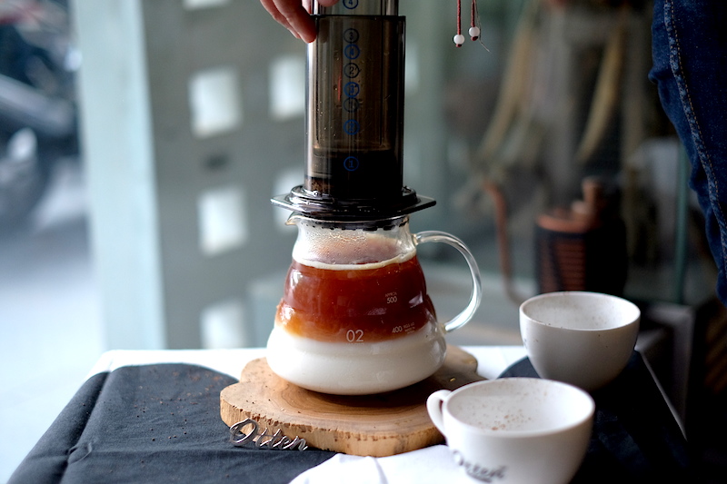 alat kopi aeropress untuk membuat ice coffee latte rumahan bergaya press brewer