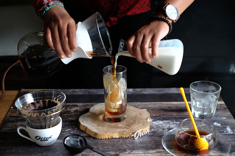 membuat es kopi susu dengan alat kopi chemex