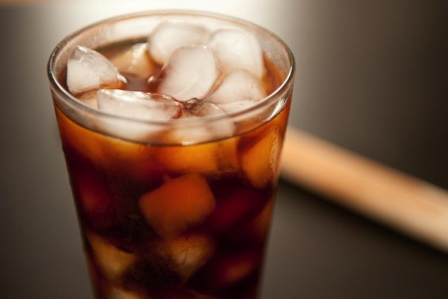 paduan kopi dingin dan sirup apel