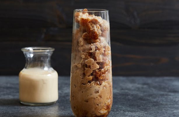 es kopi serut rumahan dengan secangkir susu di sebelahnya