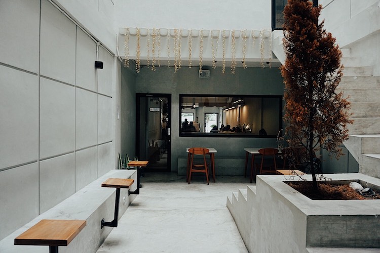 Pagi Medan Coffee Shop dengan nuansa semi industrial yang unik