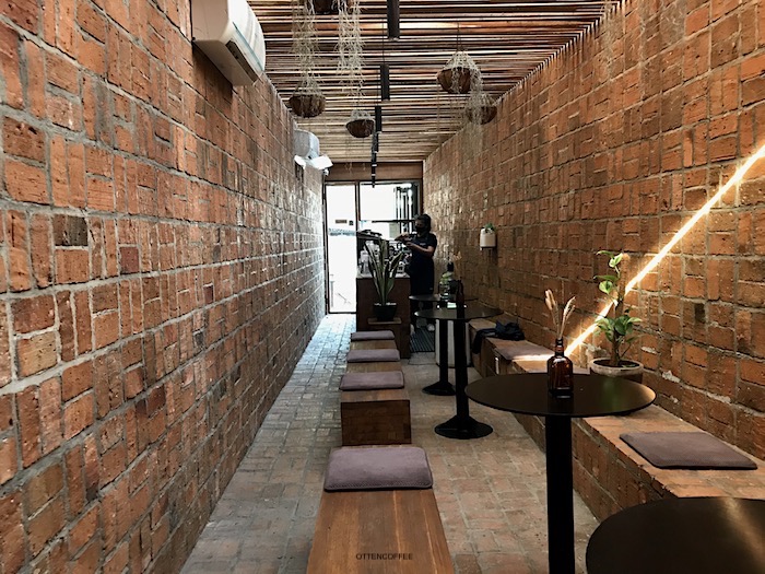 Doppio Coffee Shop Medan dengan ruang minimalis bata