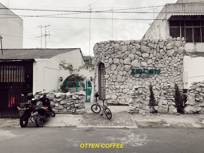 Zircon Chill Coffee Shop Medan dengan eksterior bebatuan