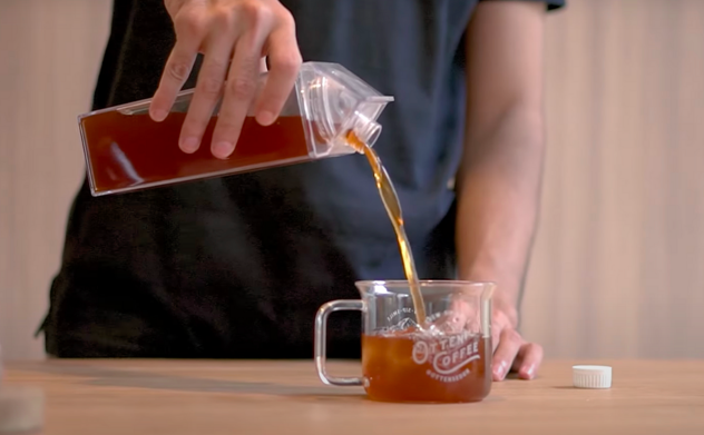 menuang kopi cold brew
