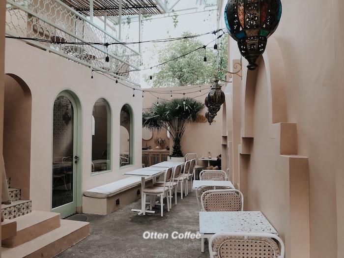 Palms Medan Coffee Shop dengan suasana tanaman palem